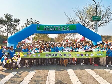 
田中鎮公所與田中觀光商圈發展協會12日共同辦理「Run For Love寵愛迷你馬拉松」，逾400位鄉親同歡。（吳建輝攝）
