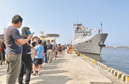 睽違3年的海軍敦睦遠航訓練支隊環台航訓抵達台南安平港,吸引大批民眾遠從全台各地前來排隊參觀。(洪榮志攝)