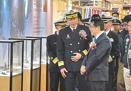 台南市長黃偉哲(右)在海軍敦睦遠航訓練支隊長朱惠民(左)的陪同下登艦參觀。(洪榮志攝)