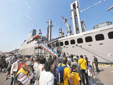 睽違3年的海軍敦睦遠航訓練支隊環台航訓抵達台南安平港,吸引大批民眾遠從全台各地前來排隊參觀。(洪榮志攝)