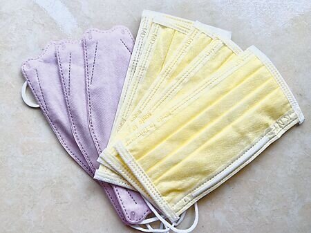 校園口罩令鬆綁,多數人繼續戴口罩,校方也觀察到學生出現「脫罩」的容貌焦慮症狀。(楊舒婷攝)