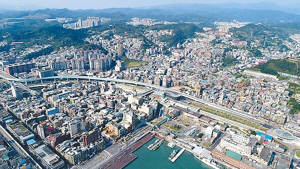 基捷興建爭議持續延燒，有學者主張，應回到10多年前的「北宜直鐵」方案。（基隆市府提供）