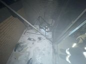 高雄大樓4樓陽台桌椅莫名起火　消防出動25人搶救