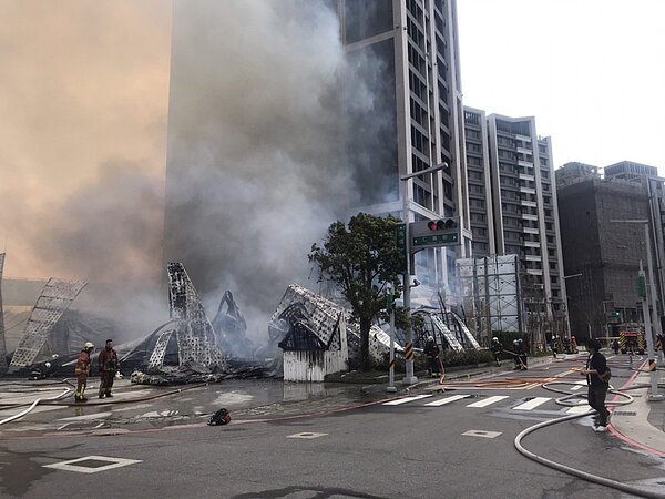 新北市三重區仁義街傳出銷售樣品屋火警，下午2時14分通報火勢熄滅，初估燃燒面積約200平方公尺。記者林昭彰／翻攝