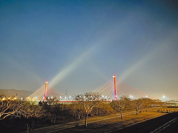 苗栗縣新東大橋熄燈3年多,縣府斥資3633萬元啟動修繕工程,重新亮化的新東大橋照亮後龍溪畔,讓民眾讚嘆連連。(民眾提供/李京昇苗栗傳真)