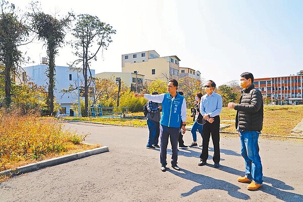 苗栗市全民運動館預定地後方有逾萬平方公尺國有地,苗栗市長邱鎮軍(右三)爭取活化,預計將蓋1座5人制足球場。(苗栗市公所提供/李京昇苗栗傳真)