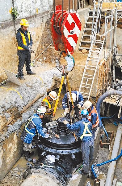 台北市民權大橋下方自來水輸水幹管對接工程,依過去工法將影響內湖區5萬戶用水至少2天,台北自來水事業處採用日本不斷水工法施工,就可以避免停水問題。(台北自來水事業處提供/蔡佩珈台北傳真)