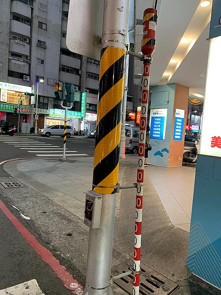 有網友在路上發現「紅白桿」,一問才知是「路面淹水感測器」。圖/取自臉書社團《路上觀察學院》