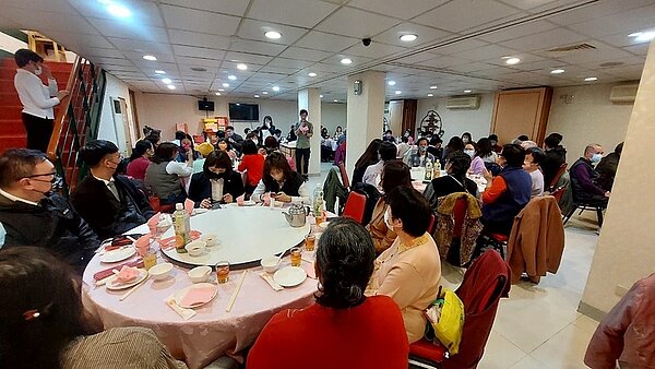 東湖國小為了增進志工們的情誼，特別選在年終歲末的時刻舉辦聯誼餐會。圖／內湖樂生活 X 有你有我