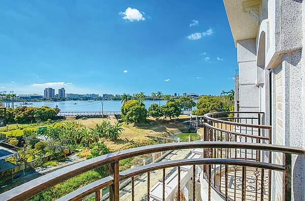 明基建設12日公開推出的「英倫湖畔」電梯別墅新成屋,具有澄清湖第一排建案的稀有性,成為建案銷售特色之一。圖/明基建設提供