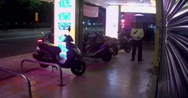 監視器畫面顯示謝男利用磁扣開門,潛入公寓樓梯間。記者李隆揆/翻攝