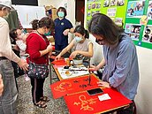 新年快樂　安泰里迎新春揮毫贈春聯