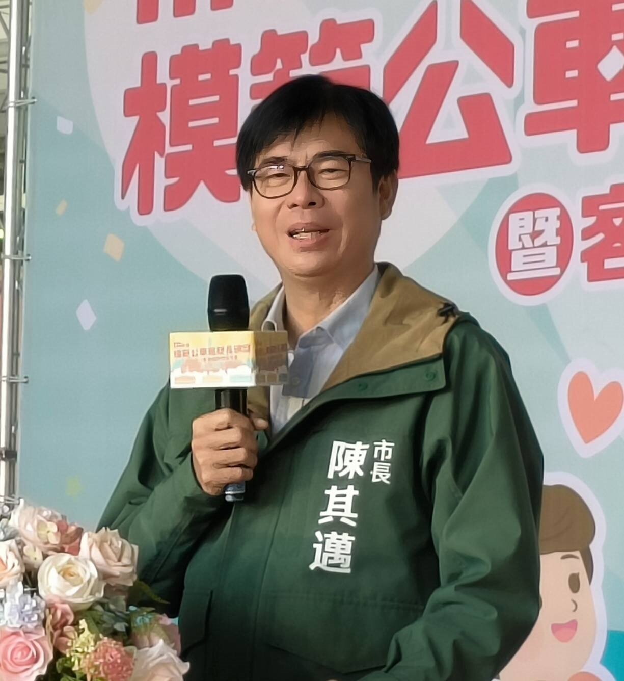 高雄市長陳其邁宣布399元通勤月票利多,7月起搭乘市內台鐵各站點也能享月票優惠。記者蔡容喬/攝影