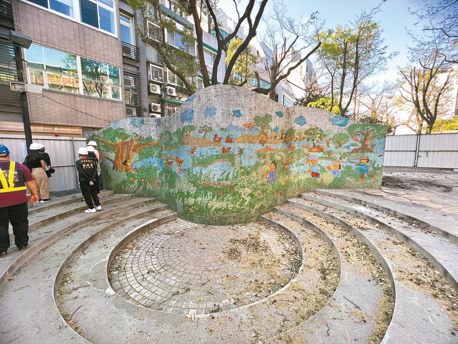 「兒童的繽紛世界」裝置藝術牆面於1995年完成，由日新國小學生共同創作，台北捷運在發包時就決定保留作品。記者鍾維軒／攝影 