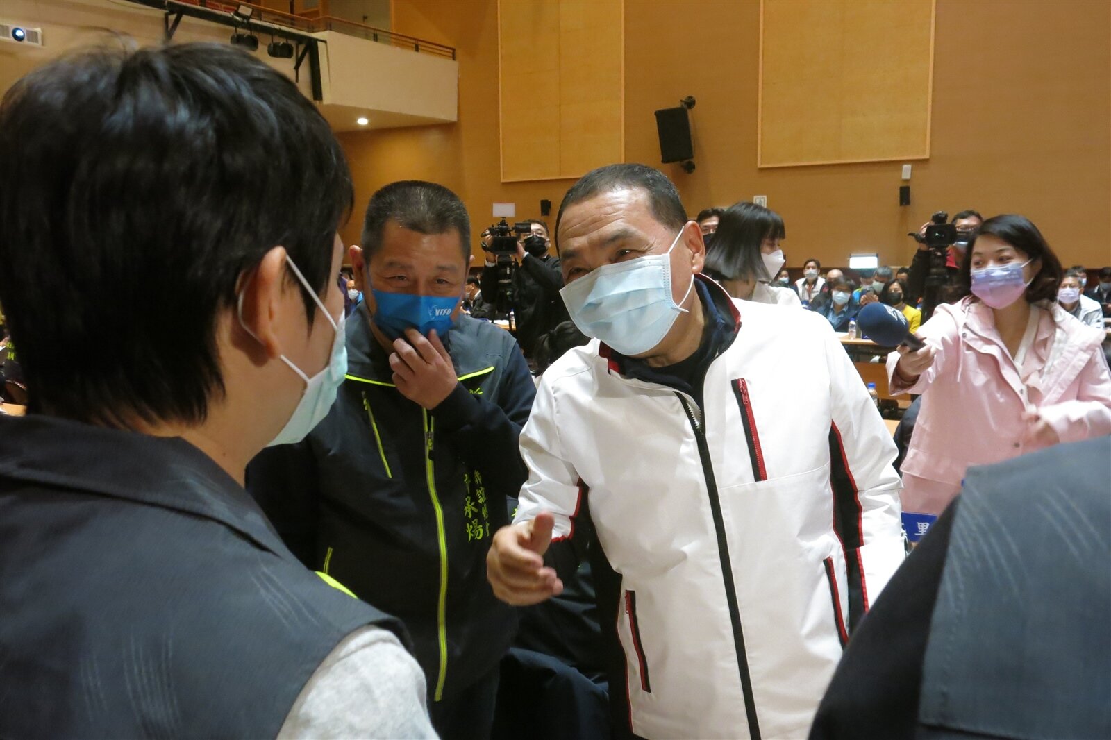 新市長侯友宜今出席新北首場行動治理座談,與里長們握手致意。記者李成蔭/攝影