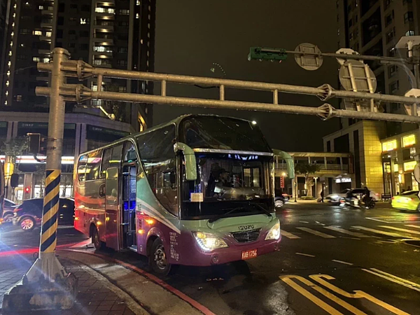 警方聯繫拖吊車業者協助拆除限高桿,2小時後助車輛脫困。記者楊湛華/翻攝