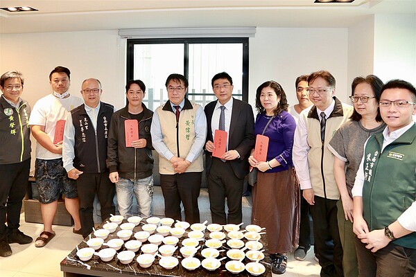 台南永康維冠大樓震災倒塌重建入厝,黃偉哲贈25戶禮金。記者周宗禎/翻攝