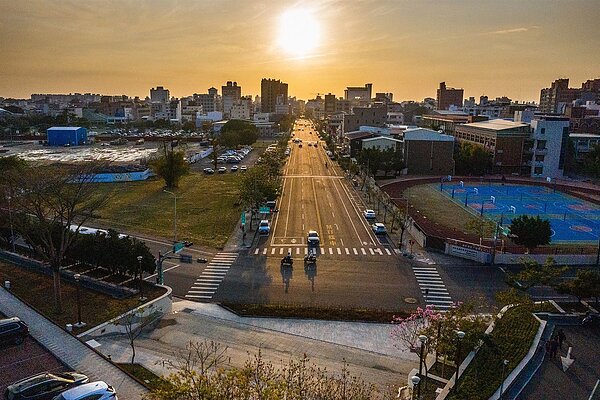 公明路人行廣場拍懸日。圖／觀光新聞處提供	
