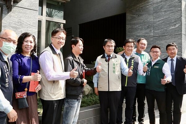 維冠大樓震災原地重建完工,黃偉哲贈「出雲居」住戶入厝禮金。圖/台南市政府提供
