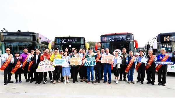 表揚模範駕駛長、提升公車從業人員待遇，陳其邁宣布整合MeNGo票證、台鐵七月起納入399方案。圖／高雄市政府提供
