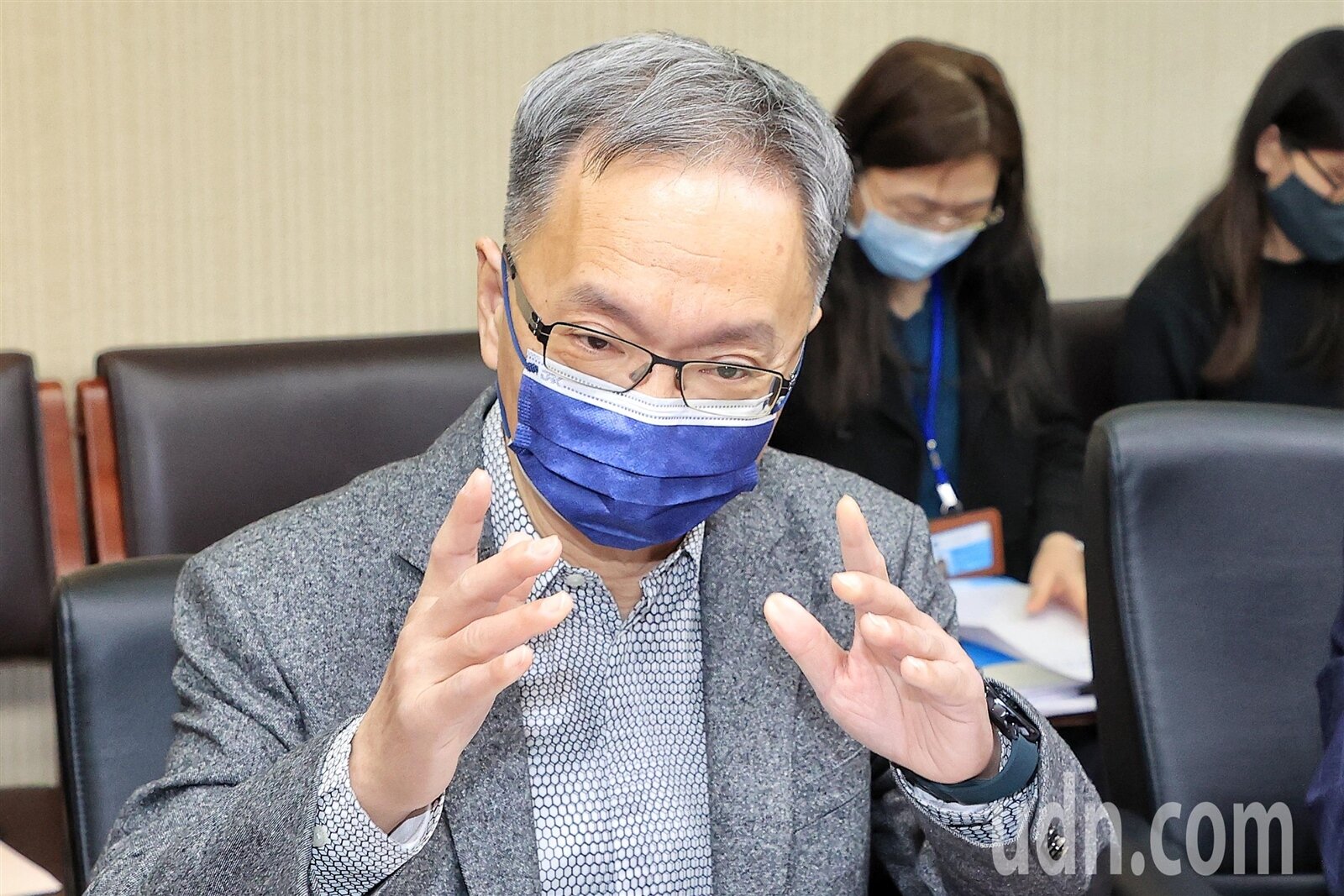 衛福部部長薛瑞元上午出席立法院社會福利及衛生環境委員會會議，會前接受媒體聯訪表示，降血脂藥立普妥有很多替代學名藥，短缺並不是非常緊急的事件。記者林伯東／攝影 