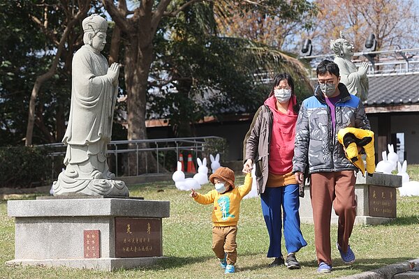 今西半部多雲轉晴，明天至周五晴朗穩定，各地白天氣溫逐日續升，天氣漸熱，日夜溫差大。聯合報系資料照