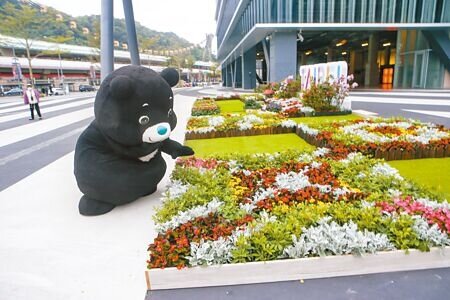 2023台北花節首度打造大型「城市花毯」,以「花現蝶舞」為創作主軸,運用近3萬盆各式花卉組合,營造台北春日浪漫氛圍。(鄧博仁攝)