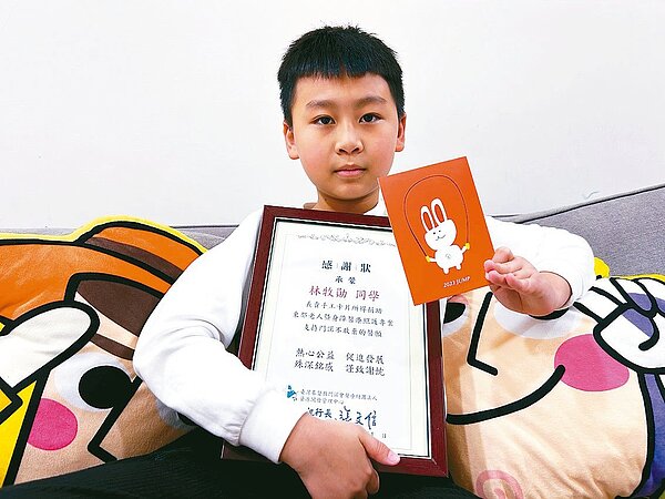 北市新湖國小三年級林牧勛製作兔年卡片義賣，捐門諾醫院蓋新大樓。圖／門諾醫院提供