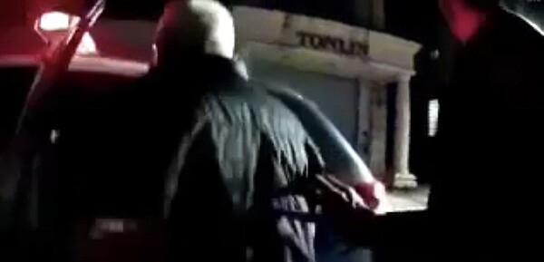 王姓男騎士因酒駕被警方帶回派出所偵辦。記者古和純/翻攝