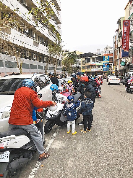 豐原區南陽國小同安街校門擠滿接送家長，險象環生，校方爭取畫設接送區。（民眾提供／陳淑娥台中傳真）