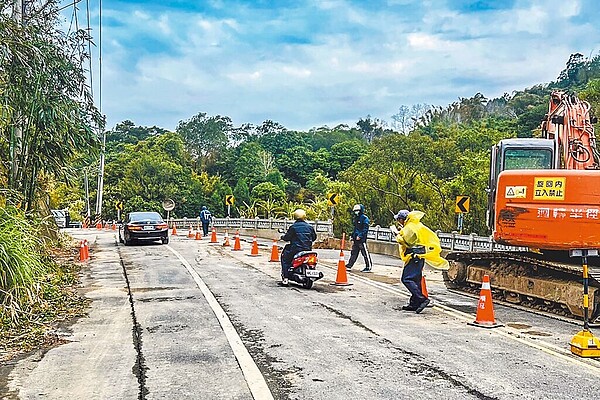 發生爆管的新竹縣寶山路1段13日上午6時30分開放單線通車。(邱振瑋提供/羅浚濱新竹傳真)