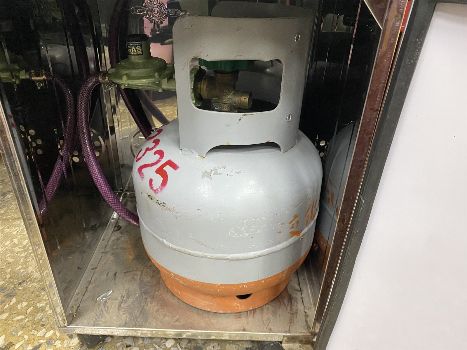 高雄50王姓男子潛入民宅，被屋主發現，為抗拒拘捕竟拿瓦斯桶釋放煤氣，還拿打火機與警方對峙（示意照）。記者陳弘逸／攝影 