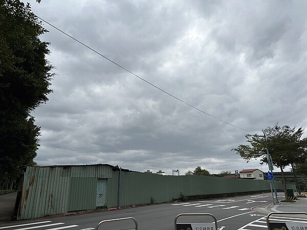 新北城鄉局公告板橋浮洲都市計畫變更通盤檢討案,欲將已建好大樓旁的住宅用地變更為市場用地,興建零售市場,引發居民反彈。聯合報系資料圖