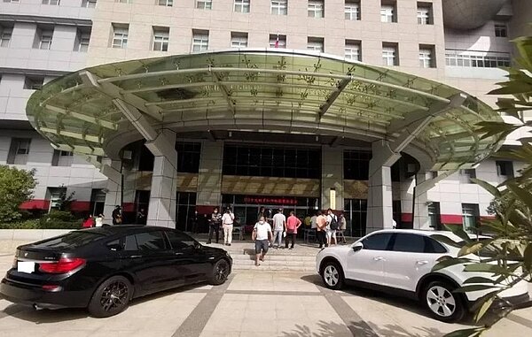 橋頭地檢署偵破李姓父女藉開設科技公司涉嫌洗錢及經營網路博弈,並扣押李女李名下4處不動產共值6517萬元及保時捷、BMW各一輛,2車在去年拍出。記者陳弘逸/翻攝