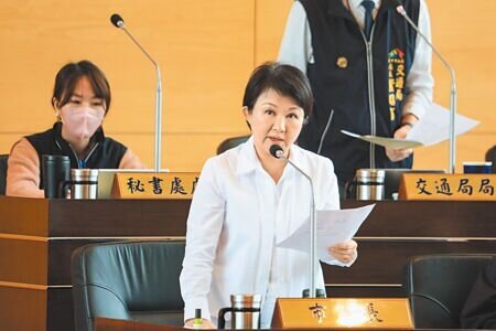 
台中市長盧秀燕表示，針對市內通勤月票是否納入台鐵，她將親自到行政院會了解並爭取。（張亦惠攝）
