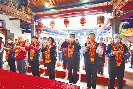 彰化縣長王惠美及縣內共13媽祖廟的主委,14日齊聚在爐主宮廟二林仁和宮,擲筊請示舉辦「2023年彰化縣媽祖祈福文化節」的吉日。(吳建輝攝)