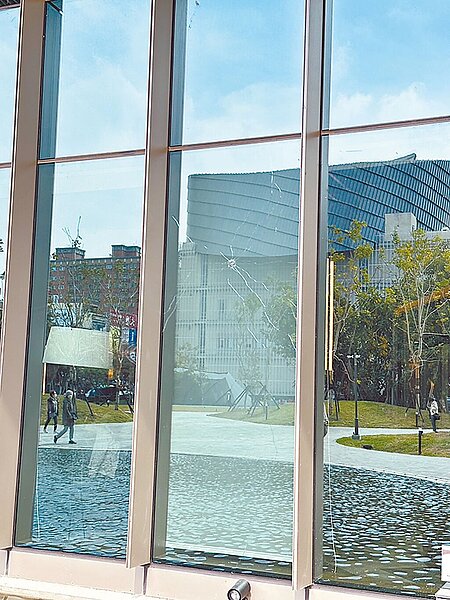 桃園市立圖書館新總館遭民眾拿石頭攻擊,玻璃牆被砸出蜘蛛網裂痕。(桃園市立圖書館提供/陳夢茹桃園傳真)