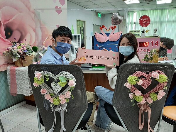 台南市府北戶政事務所今天有5對新人完成結婚登記。圖/府北戶所提供