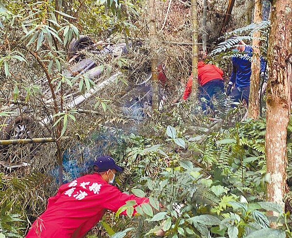 彰化縣陳姓夫妻5日開車出門失聯，南投縣搜救人員14日在銀杏森林30公尺深山谷發現其座車，車上兩人魂斷山谷。（民眾提供／楊靜茹南投傳真）
