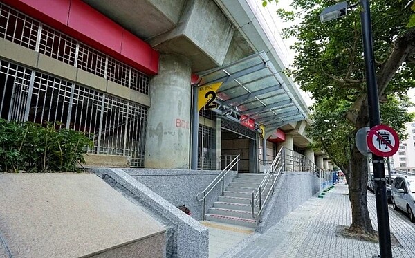 奇岩站2號出入口(北投路側)。圖/北市捷運局提供