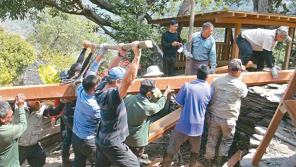 屏東縣春日鄉老七佳石板屋去年遭祝融,耆老帶領部落青壯年展開修復。圖/屏東縣府文化處提供