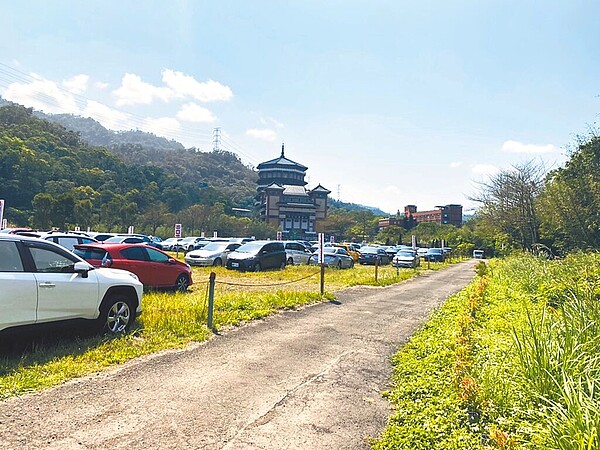 桃園大溪公墓、納骨塔多，因聯外道路狹小掃墓季節塞爆，大溪警方將在假日及清明連假期間祭出交管。（大溪警分局提供／呂筱蟬桃園傳真）
