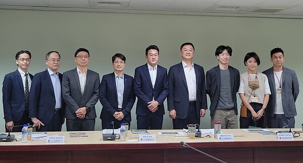 大統集團及無印良品人員到拜會高雄市府,會中說明無印良品旗艦店的展店計畫。圖/高市經發局提供