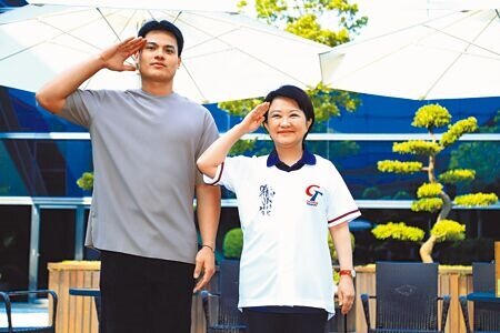 在2023世界棒球經典賽中表現傑出、獲頒A組MVP最有價值球員的張育成(左起),與台中市長盧秀燕一起擺出敬禮手勢。(林欣儀攝)