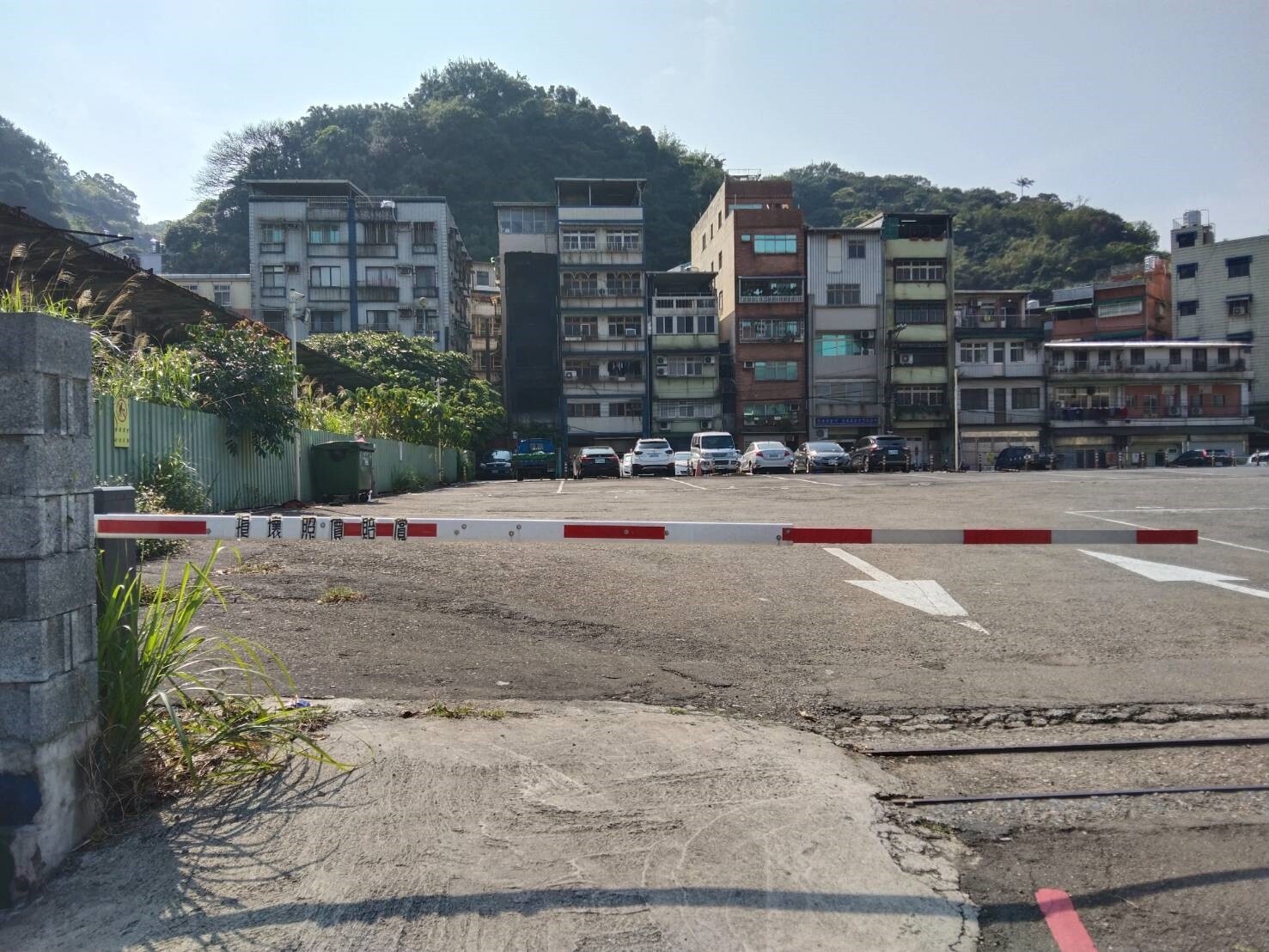 位在基隆市中正路的新市政大樓基地，原為市公車處修車廠，地形方整且三面臨路。記者邱瑞杰／攝影 