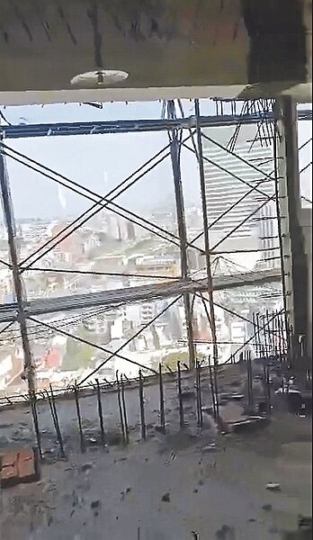 桃園市中壢區中興巷公辦都更社宅，被踢爆未按圖施工，15樓以上外牆得「砍掉重練」。（議員詹江村提供／蔡依珍桃園傳真）