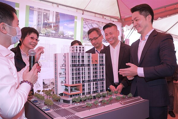 台北市長蔣萬安(右)昨天出席北市信義區松信社會住宅新建工程開工動土典禮,聽取都發局人員介紹工程簡報。記者林俊良/攝影