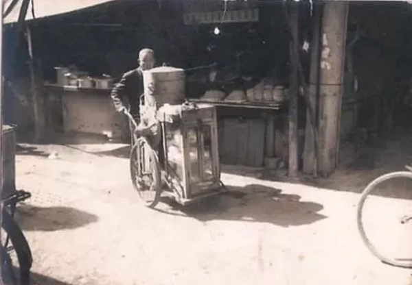 台菜專家黃婉玲在臉書上發文回憶小時候販售饅頭水餃的攤車,其中的水餃就是現在的水晶餃,有網友分享早年攤車照片。圖/黃婉玲臉書