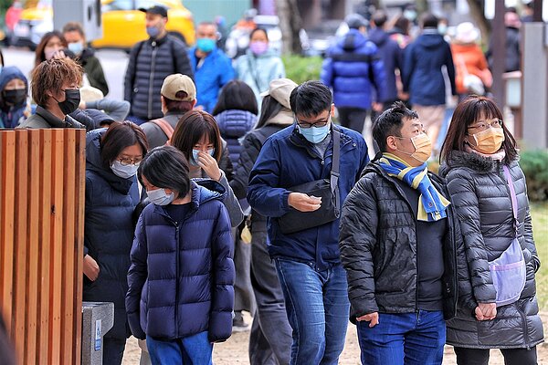今年冬天寒流、冷氣團一波波,常可見民眾穿著羽絨衣保暖。圖/聯合報系資料照