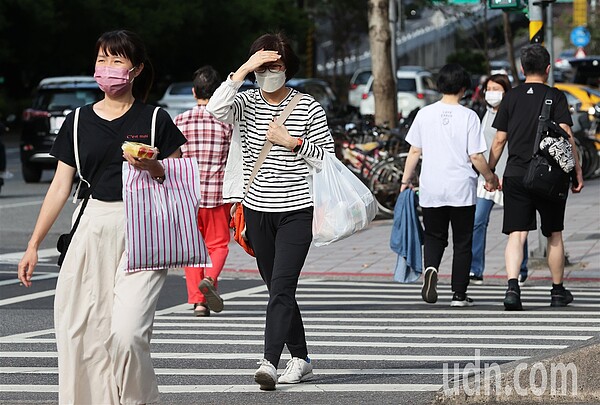 今天偏東風帶來水氣,背風面西半部晴時多雲,迎風面東半部及大台北東側偶有局部短暫雨,白天舒適微熱,日夜溫差大。聯合報系資料照片